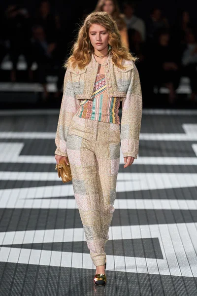 Look 15